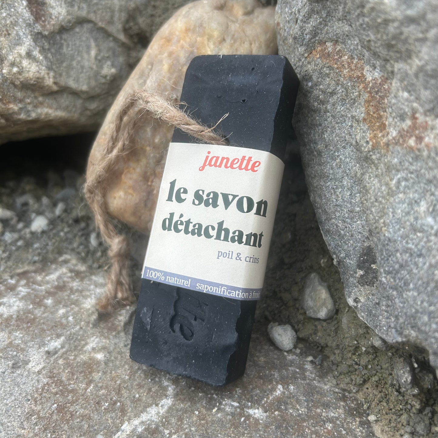 Savon détachant solide pour chevaux gris et taches blanches ~ JANETTE