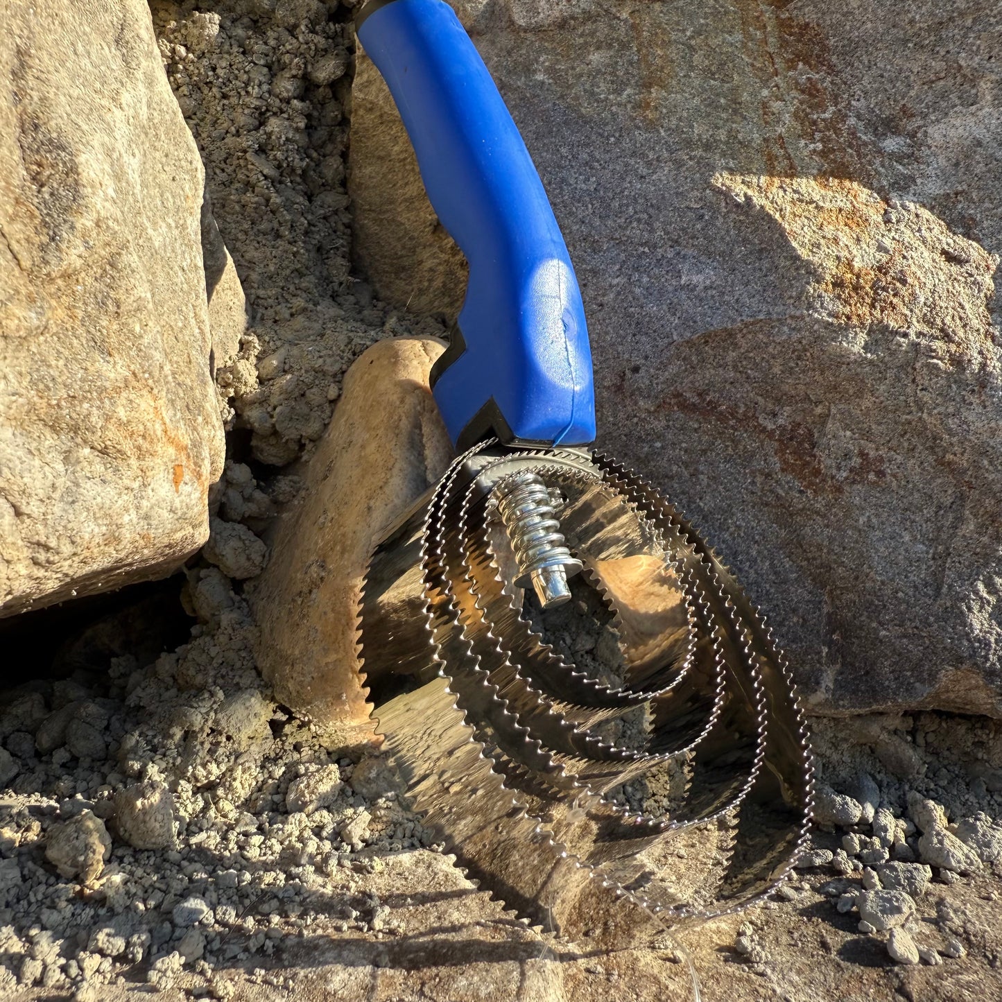 Étrille métallique ronde poignée Soft ~  Hippo-Tonic