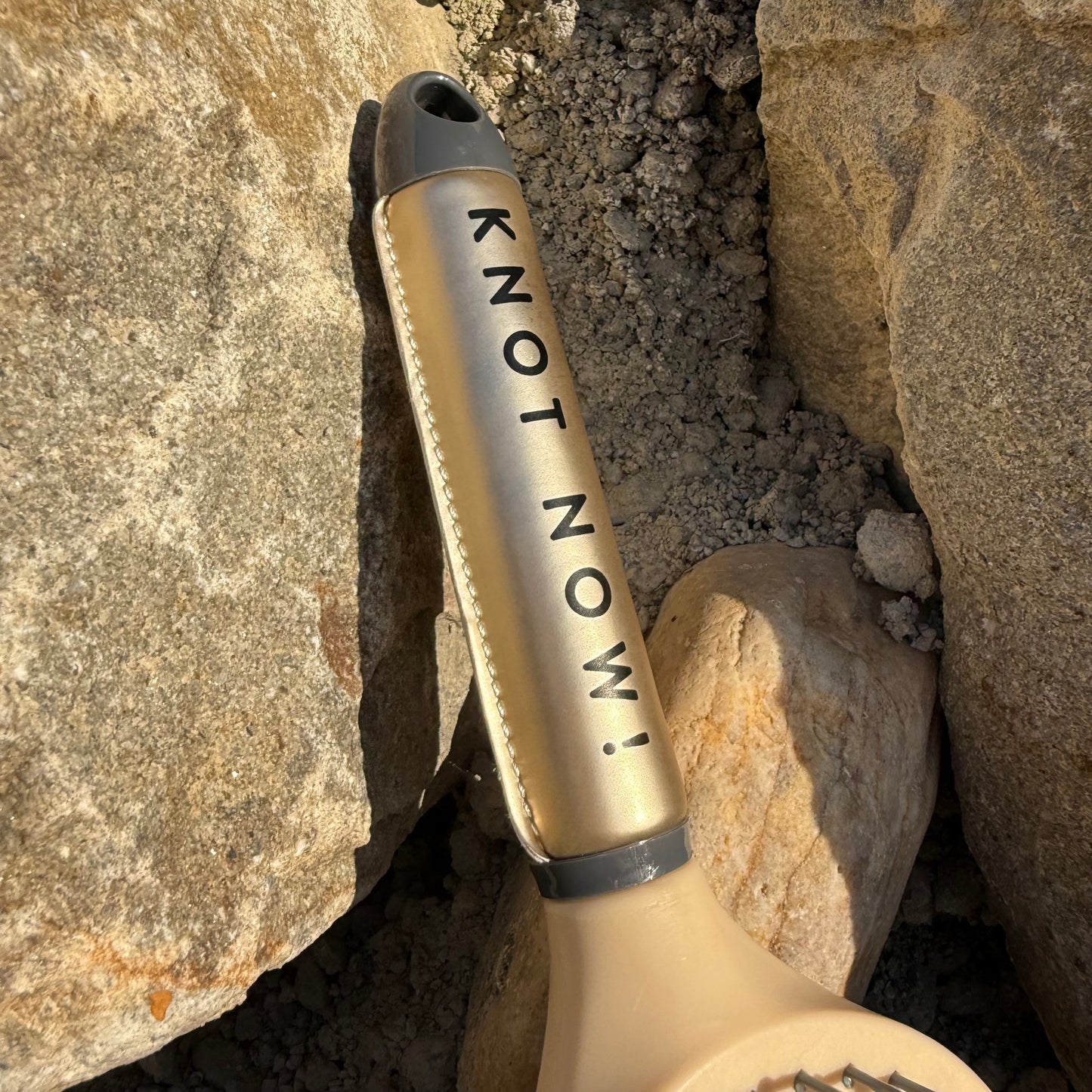 Brosse à crins Je t'aime EQUITHÈME amande