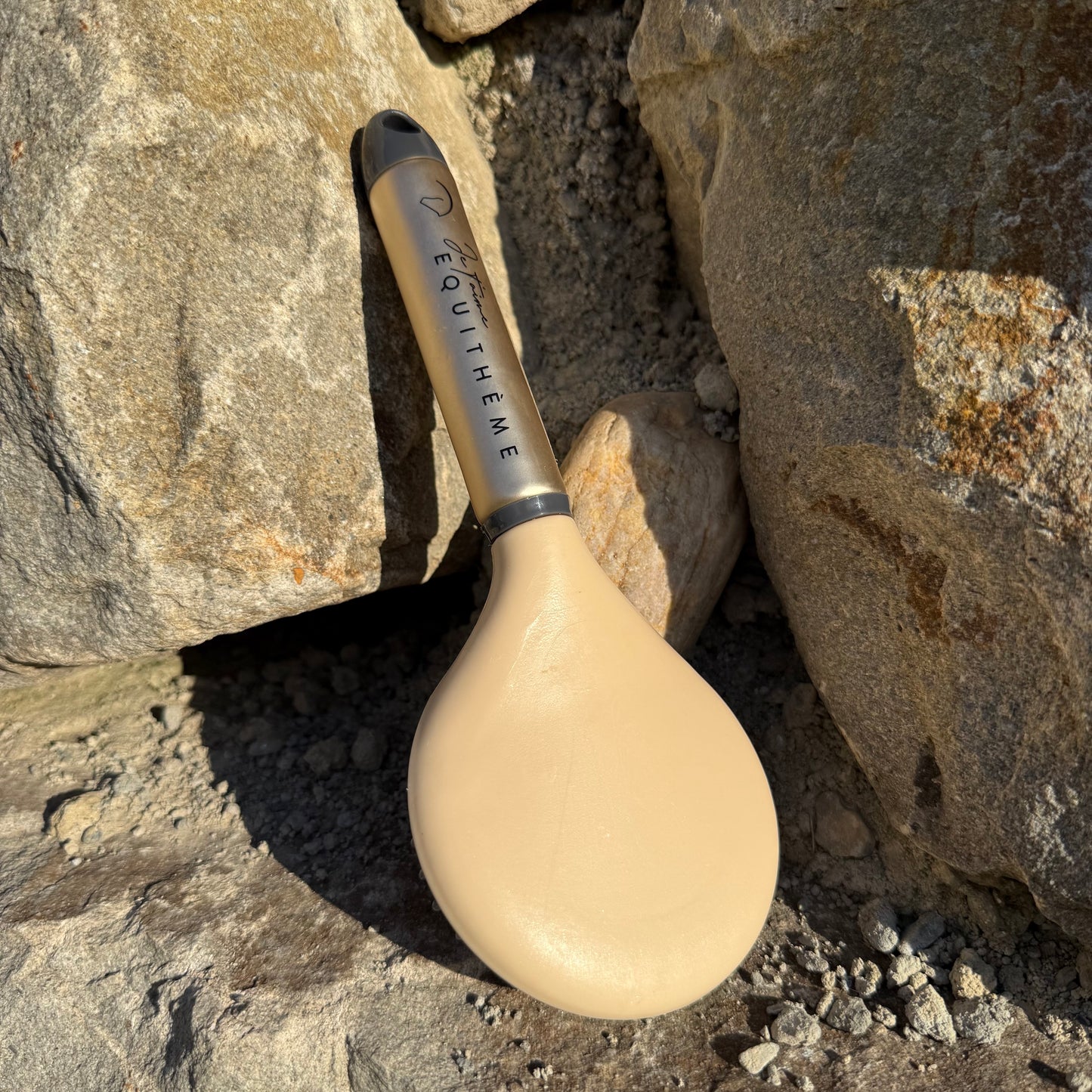 Brosse à crins Je t'aime EQUITHÈME amande