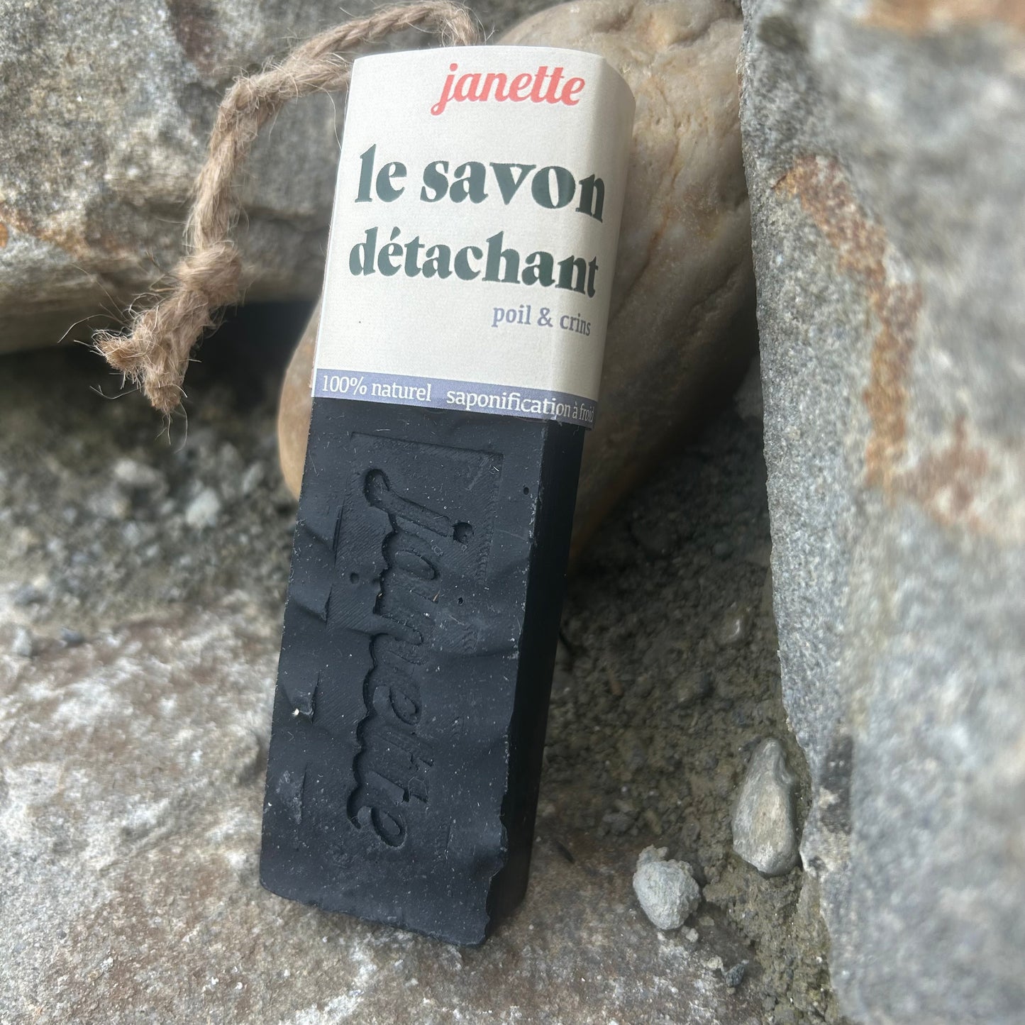 Savon détachant solide pour chevaux gris et taches blanches ~ JANETTE