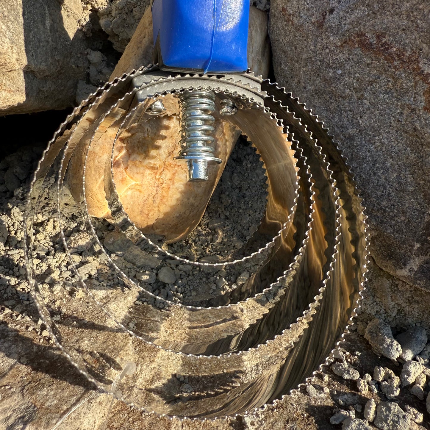 Étrille métallique ronde poignée Soft ~  Hippo-Tonic