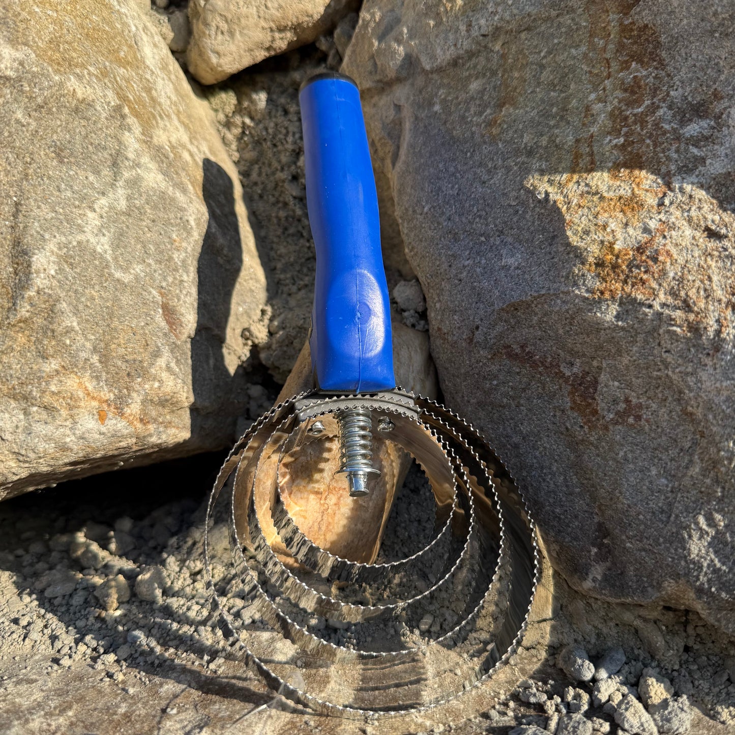 Étrille métallique ronde poignée Soft ~  Hippo-Tonic